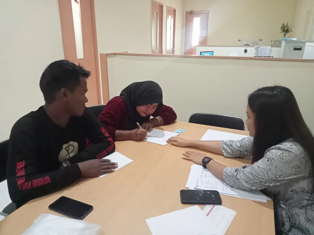 Foto : Salah satu nasabah dilayani oleh karyawan BPR Prima Nusatama saat pengajuan kredit.